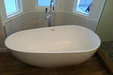 Inspiration for a modern bathroom remodel in Los Angeles