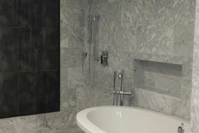 Idee per una grande stanza da bagno padronale chic con vasca freestanding, doccia aperta, piastrelle bianche e pareti grigie