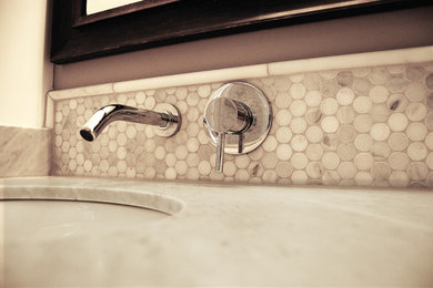 На фото: ванная комната среднего размера в стиле модернизм с врезной раковиной, столешницей из гранита и каменной плиткой с