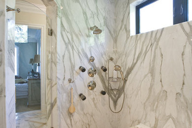 Ejemplo de cuarto de baño principal clásico grande con ducha abierta, losas de piedra, suelo con mosaicos de baldosas, ducha con puerta con bisagras y suelo marrón