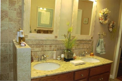 ワシントンD.C.にあるおしゃれな浴室 (白いタイル、ボーダータイル) の写真