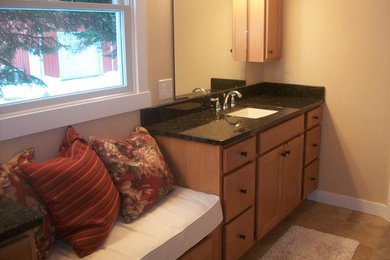 Ejemplo de cuarto de baño tradicional renovado con puertas de armario de madera oscura, baldosas y/o azulejos beige y paredes beige