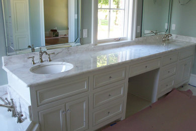 Foto de cuarto de baño principal de tamaño medio con lavabo encastrado, armarios con paneles empotrados, puertas de armario blancas, encimera de granito y paredes verdes