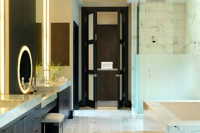 Idéer för stora en-suite badrum, med släta luckor, skåp i mörkt trä, en hörndusch, vita väggar, ett undermonterad handfat, dusch med gångjärnsdörr, vitt golv och ett undermonterat badkar