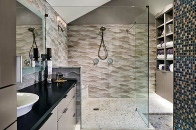 Idée de décoration pour une grande douche en alcôve principale design avec un placard à porte plane, des portes de placard grises, un carrelage beige, des carreaux de céramique, un mur beige, un sol en marbre, un lavabo encastré, un plan de toilette en surface solide, un sol multicolore et une cabine de douche à porte battante.