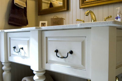 コロンバスにあるトラディショナルスタイルのおしゃれな浴室 (アンダーカウンター洗面器、家具調キャビネット、白いキャビネット、クオーツストーンの洗面台) の写真