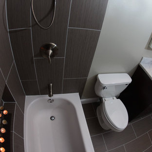 Idéer för ett litet modernt en-suite badrum, med ett undermonterad handfat, släta luckor, skåp i mörkt trä, marmorbänkskiva, en dusch/badkar-kombination, en toalettstol med separat cisternkåpa, grå kakel, porslinskakel, vita väggar och klinkergolv i porslin