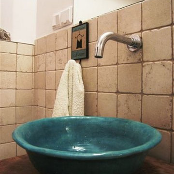 Bathroom in Old-fashioned style with  old-fashioned Earthenware sink