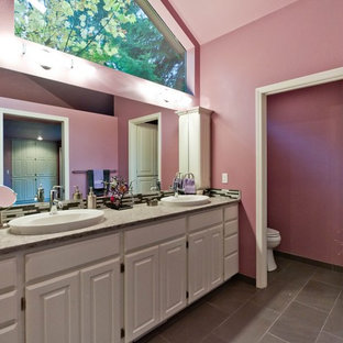 Immagine di una grande stanza da bagno padronale stile shabby con doccia aperta, piastrelle grigie, pareti rosa, ante bianche, lavabo a bacinella, ante con bugna sagomata, top in quarzo composito e piastrelle di vetro