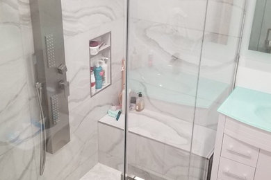 ロサンゼルスにあるお手頃価格の中くらいなモダンスタイルのおしゃれなバスルーム (浴槽なし) (コーナー設置型シャワー、セメントタイルの床、ガラスの洗面台) の写真