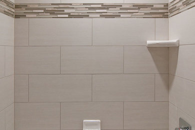 ワシントンD.C.にある中くらいなトランジショナルスタイルのおしゃれなバスルーム (浴槽なし) (アルコーブ型浴槽、シャワー付き浴槽	、ベージュのタイル、磁器タイル) の写真