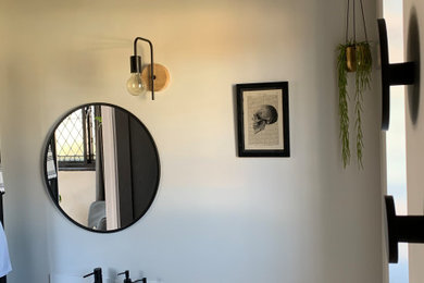Foto de cuarto de baño principal, único y flotante urbano pequeño con armarios con paneles lisos, puertas de armario blancas y lavabo suspendido