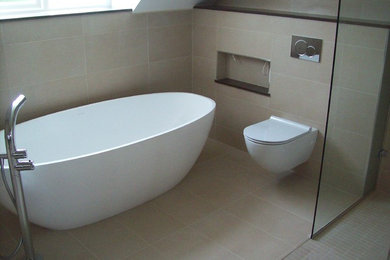 Idée de décoration pour une salle de bain principale design de taille moyenne.