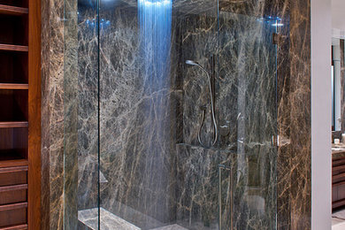オクラホマシティにあるコンテンポラリースタイルのおしゃれな浴室 (コーナー設置型シャワー、茶色いタイル、シャワーベンチ) の写真