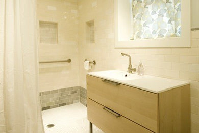 This is an example of a modern bathroom in Portland.