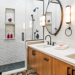 Ispirazione per una stanza da bagno con doccia classica con ante lisce, ante in legno scuro, doccia alcova, piastrelle bianche, pareti bianche, pavimento in cementine, lavabo sottopiano, pavimento multicolore e porta doccia a battente