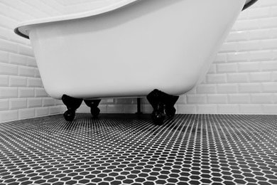 Ispirazione per una stanza da bagno padronale moderna di medie dimensioni con ante con riquadro incassato, ante bianche, doccia aperta, piastrelle bianche, piastrelle di cemento, vasca con piedi a zampa di leone, pareti bianche, pavimento con piastrelle in ceramica e pavimento nero