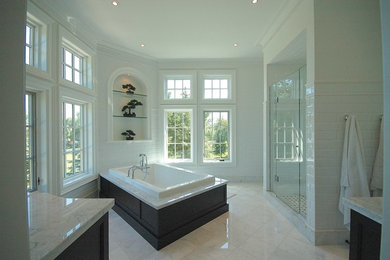 Modelo de cuarto de baño principal minimalista grande con ducha doble, baldosas y/o azulejos blancos, baldosas y/o azulejos de cerámica, suelo de mármol y encimera de mármol
