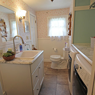 75+ Badezimmer mit Schrankfronten mit vertiefter Füllung und Laminat