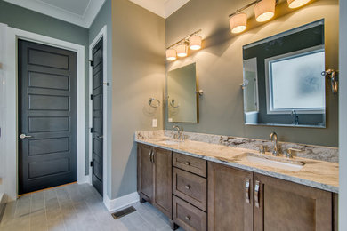 Foto de cuarto de baño principal clásico renovado grande con puertas de armario con efecto envejecido, baldosas y/o azulejos blancos y paredes grises