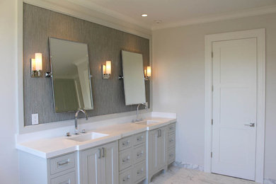 Idee per una grande stanza da bagno padronale minimal con consolle stile comò, ante grigie, piastrelle grigie, piastrelle di vetro, pareti bianche, pavimento in marmo, lavabo integrato e top in marmo