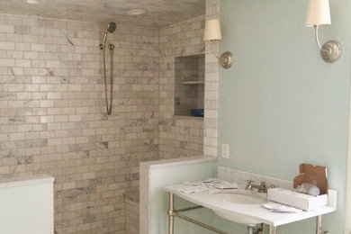 Diseño de cuarto de baño principal clásico con lavabo tipo consola, encimera de mármol, ducha abierta, baldosas y/o azulejos grises, baldosas y/o azulejos de piedra, paredes grises y suelo de mármol
