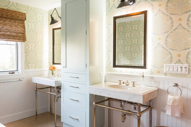 Diseño de cuarto de baño clásico renovado con lavabo encastrado y encimera de cuarzo compacto