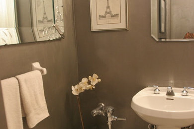 Imagen de cuarto de baño tradicional pequeño con sanitario de una pieza, paredes marrones, suelo de baldosas de porcelana, aseo y ducha, lavabo con pedestal y suelo blanco