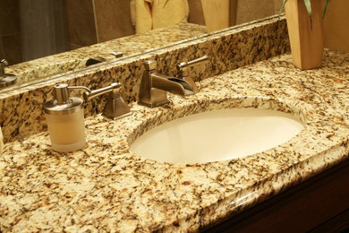 ミルウォーキーにあるトラディショナルスタイルのおしゃれな浴室 (御影石の洗面台) の写真