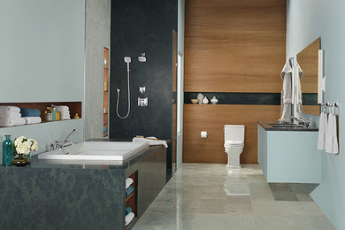 ロサンゼルスにあるコンテンポラリースタイルのおしゃれな浴室 (ドロップイン型浴槽、シャワー付き浴槽	、一体型トイレ	) の写真