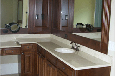 Imagen de cuarto de baño grande con puertas de armario de madera en tonos medios y paredes blancas