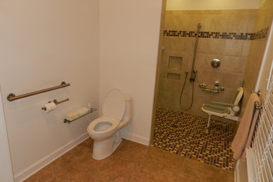 На фото: большая главная ванная комната в современном стиле с душем без бортиков и керамогранитной плиткой
