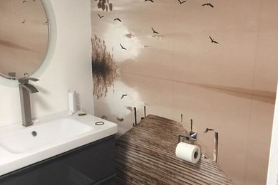 モントリオールにある低価格の小さなモダンスタイルのおしゃれな浴室 (グレーのキャビネット、一体型トイレ	、グレーのタイル、セラミックタイル、ベージュの壁、セラミックタイルの床) の写真