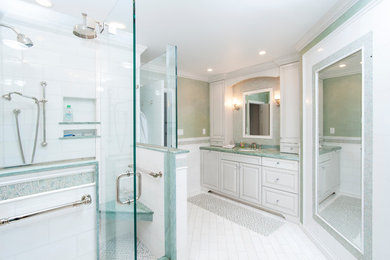 ニューヨークにある高級な中くらいなトラディショナルスタイルのおしゃれなマスターバスルーム (レイズドパネル扉のキャビネット、白いキャビネット、コーナー設置型シャワー、白いタイル、セラミックタイル、緑の壁、セラミックタイルの床、アンダーカウンター洗面器、御影石の洗面台、白い床、開き戸のシャワー) の写真