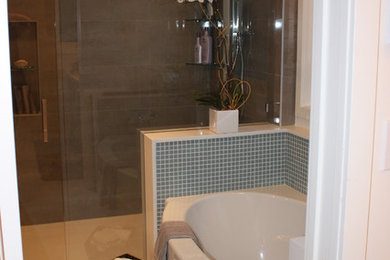Idéer för att renovera ett litet funkis badrum med dusch, med vita skåp, ett platsbyggt badkar, en dubbeldusch, en toalettstol med hel cisternkåpa, grå kakel, mosaik, bruna väggar, klinkergolv i keramik, ett integrerad handfat och granitbänkskiva