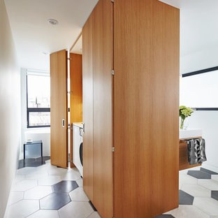 Inredning av ett modernt mellanstort en-suite badrum, med släta luckor, skåp i mellenmörkt trä, ett fristående badkar, beige kakel, svart kakel, porslinskakel, vita väggar, klinkergolv i porslin, ett integrerad handfat och bänkskiva i akrylsten