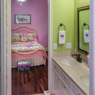 Ispirazione per una stanza da bagno per bambini american style di medie dimensioni con lavabo sottopiano, ante a filo, ante bianche, piastrelle beige e pareti verdi