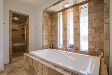 Esempio di una grande sauna moderna con lavabo a colonna, ante con riquadro incassato, ante bianche, top in granito, vasca idromassaggio, bidè, piastrelle bianche, piastrelle in pietra, pareti bianche e pavimento in travertino