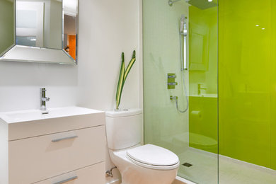 Cette image montre une salle de bain design avec un placard à porte plane, des portes de placard blanches, une douche ouverte et aucune cabine.