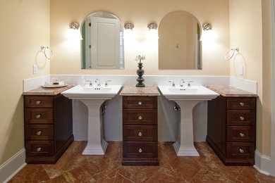 タンパにあるトラディショナルスタイルのおしゃれな浴室 (コンソール型シンク、家具調キャビネット、濃色木目調キャビネット、ベージュの壁) の写真