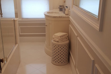 Diseño de cuarto de baño tradicional renovado de tamaño medio con armarios tipo mueble, puertas de armario blancas, paredes blancas, suelo de baldosas de porcelana, aseo y ducha, lavabo bajoencimera y encimera de granito