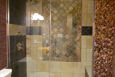 他の地域にある中くらいなコンテンポラリースタイルのおしゃれなバスルーム (浴槽なし) (アルコーブ型シャワー、分離型トイレ、マルチカラーのタイル、石タイル、茶色い壁、セラミックタイルの床) の写真