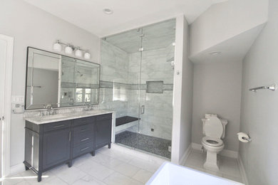 Foto de cuarto de baño principal clásico renovado extra grande con bañera exenta, baldosas y/o azulejos grises, baldosas y/o azulejos de mármol, paredes grises y suelo gris