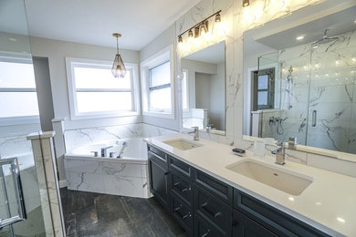 Ejemplo de cuarto de baño moderno grande con puertas de armario marrones, bañera esquinera, paredes blancas, lavabo integrado, suelo gris y encimeras blancas