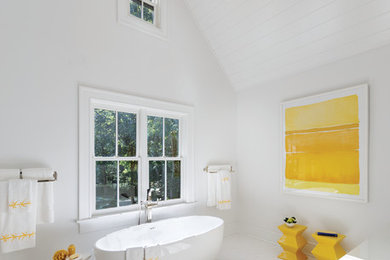 Modelo de cuarto de baño clásico renovado con bañera exenta, paredes blancas y lavabo bajoencimera