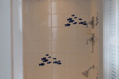 На фото: главная ванная комната среднего размера в классическом стиле с угловым душем, белой плиткой, керамической плиткой, белыми стенами и полом из керамической плитки с