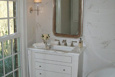 シャーロットにある小さなトランジショナルスタイルのおしゃれなバスルーム (浴槽なし) (家具調キャビネット、白いキャビネット、置き型浴槽、グレーのタイル、白いタイル、磁器タイル、白い壁、アンダーカウンター洗面器、大理石の洗面台) の写真