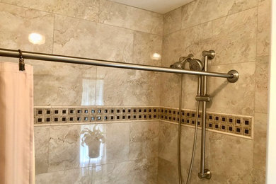 Imagen de cuarto de baño tradicional renovado con baldosas y/o azulejos marrones, baldosas y/o azulejos de porcelana, ducha con cortina, bañera empotrada, combinación de ducha y bañera y aseo y ducha