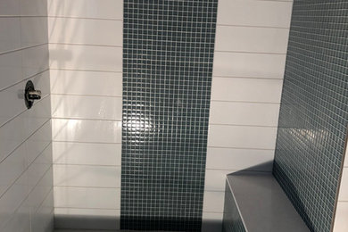 Diseño de cuarto de baño moderno con ducha empotrada, baldosas y/o azulejos verdes, baldosas y/o azulejos blancos, baldosas y/o azulejos de porcelana y ducha abierta