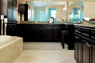 アトランタにある中くらいなトラディショナルスタイルのおしゃれなマスターバスルーム (落し込みパネル扉のキャビネット、黒いキャビネット、ドロップイン型浴槽、ベージュの壁、セラミックタイルの床、御影石の洗面台) の写真